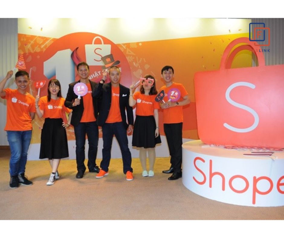 Đông phục áo thun Shopee không cổ năng động