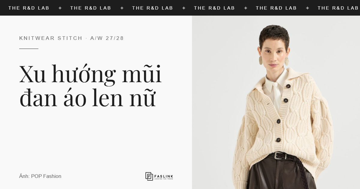 Người mẫu mặc áo cardigan len màu kem đan vặn thừng dạng sóng, cổ bẻ, khoác ngoài sơ mi trắng